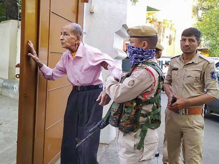 स्थानीय पुलिस भी लोगों की मदद करने में आगे रही और बूढ़े आदमी को गेट के अंदर ले जाने की कोशिश की.