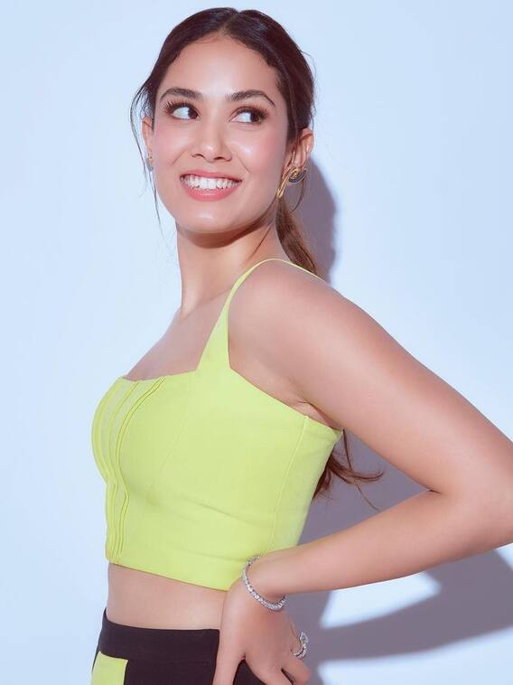 क्रॉप टॉप-ट्राउजर में मीरा राजपूत का एलिगेंट अंदाज