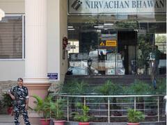 यूपी में पुलिस अधिकारियों के तबादले पर चुनाव आयोग सख्त, मैनपुरी-इटावा एसएसपी से मांगा जवाब