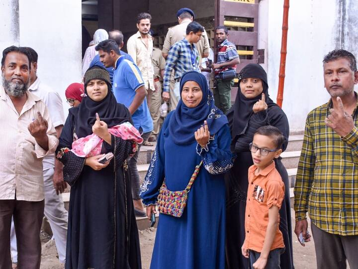 देश का संविधान चुनाव में भी लोगों को एक धागे में बांधने का काम करता है, चाहे वो किसी भी जाति या धर्म का हो. इसी बात की मिसाल पेश करती ये तस्वीर.