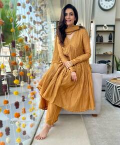 Karishma Tanna House: बेहद क्लासी है करिश्मा तन्ना का खूबसूरत आशियाना, देखें आलीशान घर की Inside फोटोज