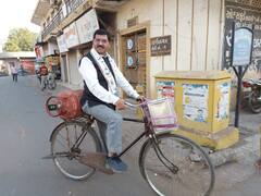 Gujarat Election 2022: આપના ઉમેદવાર સાયકલ પર ગેસનો બાટલો અને તેલનો ડબ્બો લઇને મતદાન કરવા પહોંચ્યા