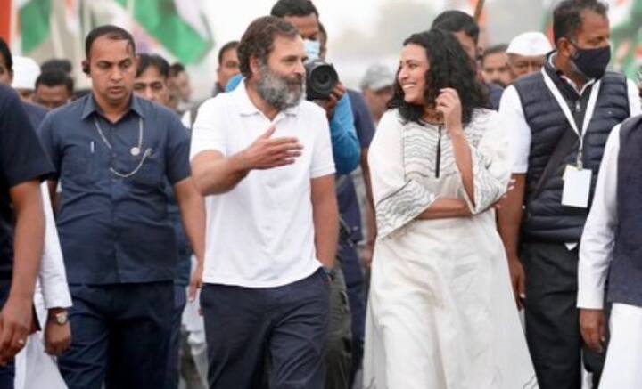 তার ব্যাখ্যা দিয়ে স্বরা জানিয়েছেন, ভিড়ের মধ্যে থেকে একজন রাহুলের হাতে ফুল পৌঁছে দিতে চাইছিলেন। তাঁর হাত থেকে কিছু ফুল নিয়ে তিনি রাহুলের হাতে তুলে দেন মাত্র।