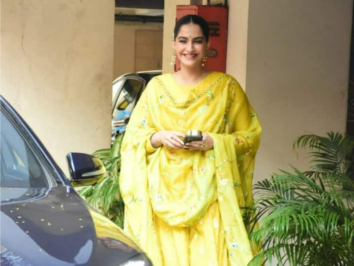 Sonam Kapoor Photos : बॉलीवुड एक्ट्रेस सोनम कपूर बेटे के जन्म के तीन महीने बाद ही वर्क मोड में आ गई हैं. हाल ही में अपने घर के बाहर बहुत ही खूबसूरत अंदाज में स्पॉट की गई हैं.