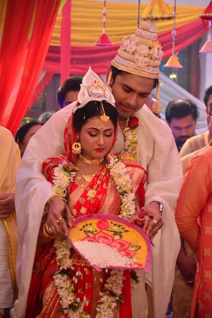 বিয়ের গল্প দিয়েই শুরু হল নতুন ধারাবাহিক। তেঁতো আর মিষ্টি সম্পর্কের গল্প বলবে ছোটপর্দায় এই জুটি।