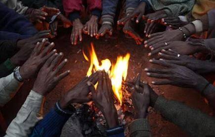 मराठवाड्यात तापमानाचा पारा घसरला आहे. मराठवाड्यातील सर्वच जिल्ह्यात थंडीचा जोर वाढला आहेय तिथेही ठिकठिकाणी शेकोट्या पेटलेल्या दिसत आहेत.