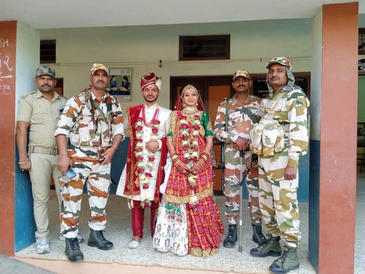 शादी से पहले इन दोनों ने वोटिंग को फर्ज समझते हुए पोलिंग बूथ पर आये और अपना वोट डाला.