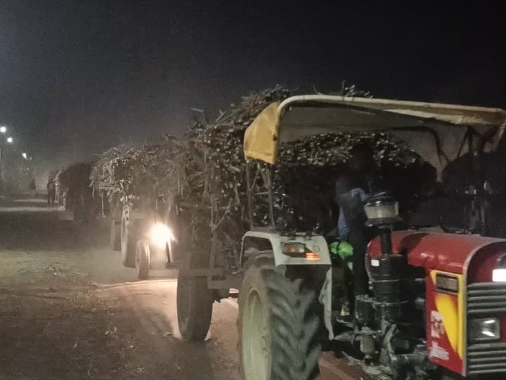 UP News Farmers traffic jam in Gulariya sugar mill Lakhimpur Kheri police has registered a case against 50 farmers ANN Lakhimpur News: गुलरिया चीनी मिल के अंदर किसानों ने किया चक्का जाम, गन्ना की घटतौली का लगाया आरोप