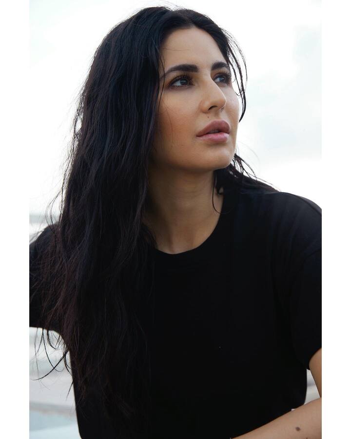 साल 2015 में कैटरीना कैफ (Katrina Kaif) जब दूर्गा पूजा समारोह से बाहर निकल रही थीं, तभी भीड़ का फायदा उठाते हुए कुछ लोगों ने उन्हें गलत तरीके से छूने की कोशिश की थी. उस समय बॉडीगार्ड की मदद से वह बाहर आ पाई थीं.