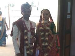 Gujarat Election 2022: गुजरात के भुज में शादी के दिन सज धजकर वोटिंग करने पहुंचे दूल्हा-दुल्हन, देखें तस्वीरें