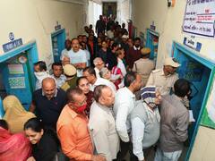 गुजरात चुनाव: विजय रूपाणी ने राजकोट तो गृह मंत्री हर्ष सांघवी ने सूरत से डाला वोट, तस्वीरों में देखें