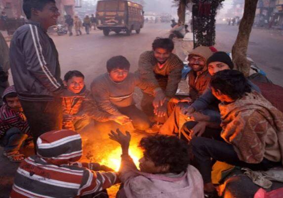 राज्यात वाढत्या थंडीचा शेतीच्या पिकांना देखील फटका बसत आहे. थंडीचा कडाका वाढल्याने लोकांनी जागोजागी शेकोट्या पेटवल्या आहेत.