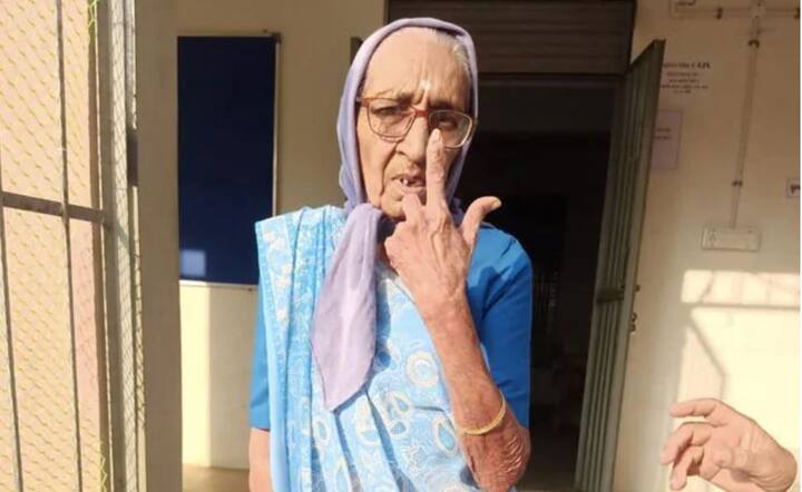 Gujarat assembly polls 2022 104 years old Gangaben casts her vote गुजरात चुनाव: युवा ही नहीं बुजुर्ग मतदाताओं में भी जबर्दस्त उत्साह, 104 साल की गंगाबेन और 100 साल की कमुबेन ने डाला वोट