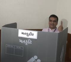 गुजरात चुनाव: विजय रूपाणी ने राजकोट तो गृह मंत्री हर्ष सांघवी ने सूरत से डाला वोट, तस्वीरों में देखें