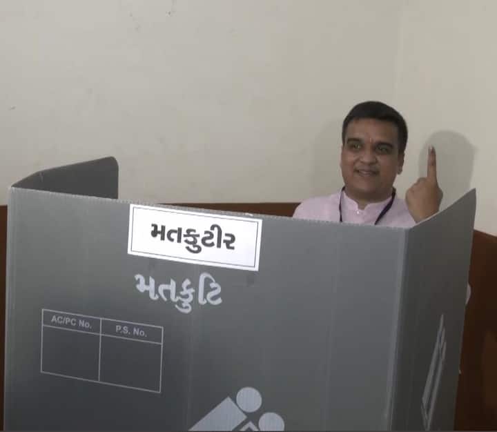 गुजरात विधानसभा चुनाव के लिए प्रदेश गृह मंत्री हर्ष सांघवी ने सूरत में वोट डाला है.