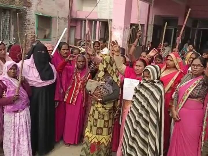 Fatehpur victim was not admitted to hospital Gulabi gang created ruckus with sticks in UP ANN Fatehpur News: रेप पीड़िता को अस्पताल में नहीं किया भर्ती, 'गुलाबी गैंग' ने लाठी-डंडों के साथ किया हंगामा