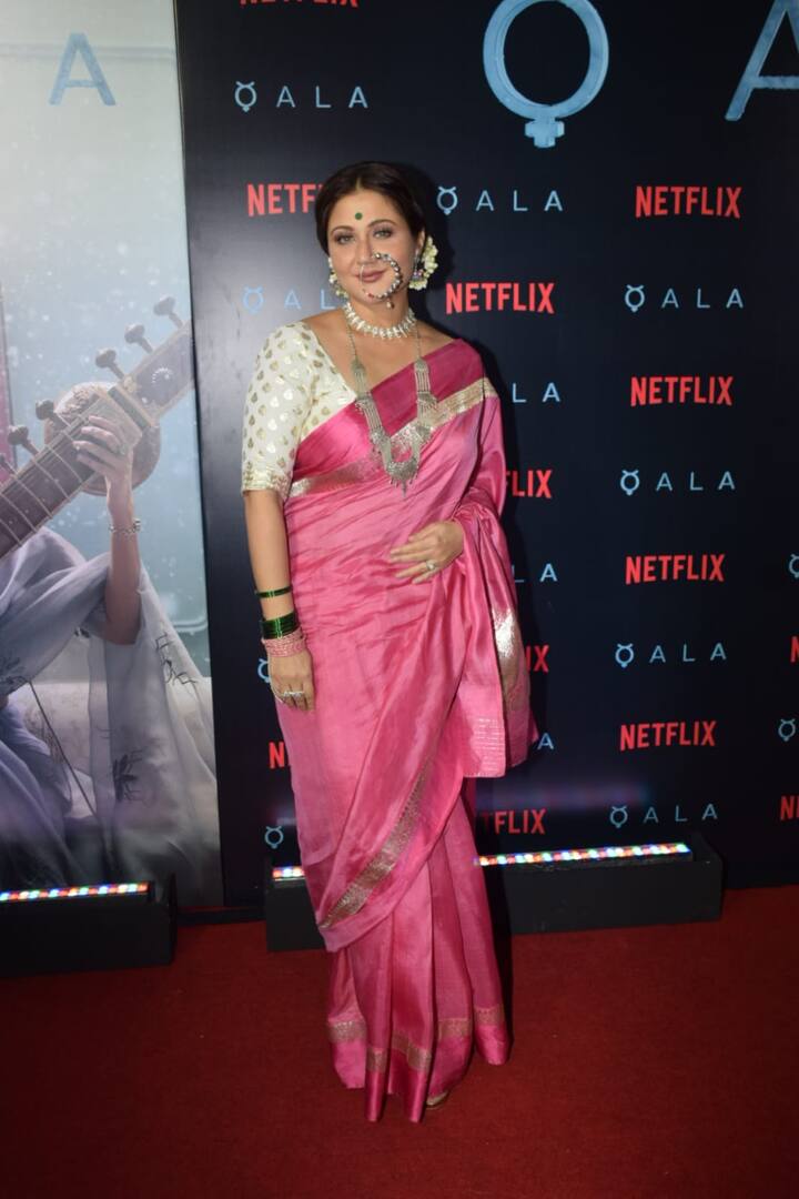 बाबिल खान के साथ फिल्म में मिर्जापुर सीरीज के मुन्ना भईया यानी कि दिव्येंदू शर्मा, त्रिप्ती दिमरी, स्वष्तिका मुखर्जी भी नजर आई हैं.