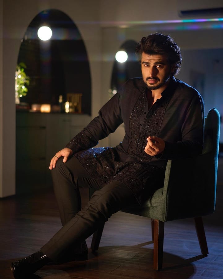 अर्जुन कपूर मुंबई के सबसे पॉश इलाकों में शामिल जुहू में एक अपार्टमेंट में रहते हैं. अर्जुन कपूर अपनी मां और बहन के काफी करीब हैं. शायद यही वजह है कि अर्जुन के घर को उनकी मां और बहन अंशुला ने डिजाइन किया है.