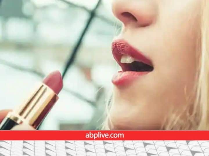 Lipstick has made by the skin kr animals and insects how a lipstick made facts about lipstick जानवरों की खाल और कीड़ों के अलावा इन चीजों से भी बनती है लिपस्टिक! पढ़ें रोचक जानकारी