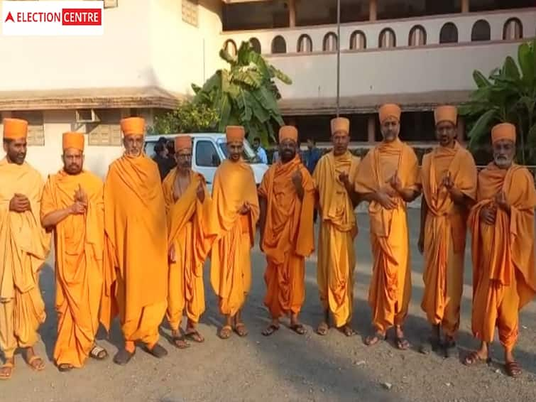 Gujarat Election 2022: Navsari swaminarayan saints casts vote and appeals Gujarat Election 2022: નવસારી સ્વામિનારાયણ ગુરુકુળના સંતોએ કર્યુ મતદાન, મતદારોને કરી આ અપીલ