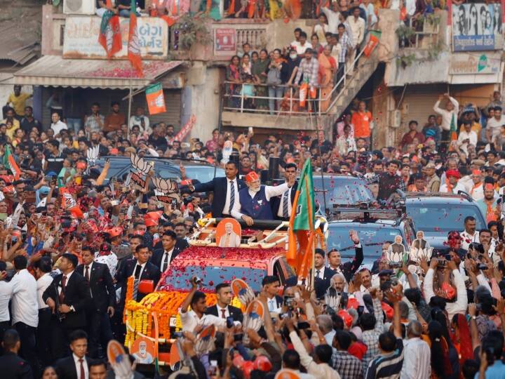 Gujarat Election 2022: लंबा था रास्ता पर एंबुलेंस के लिए थम गया पीएम मोदी का काफिला, देखिए वीडियो PM Modi again stopped his convoy to give way to an ambulance during massive roadshow in Gujarat Gujarat Election 2022: लंबा था रास्ता पर एंबुलेंस के लिए थम गया पीएम मोदी का काफिला, देखिए वीडियो