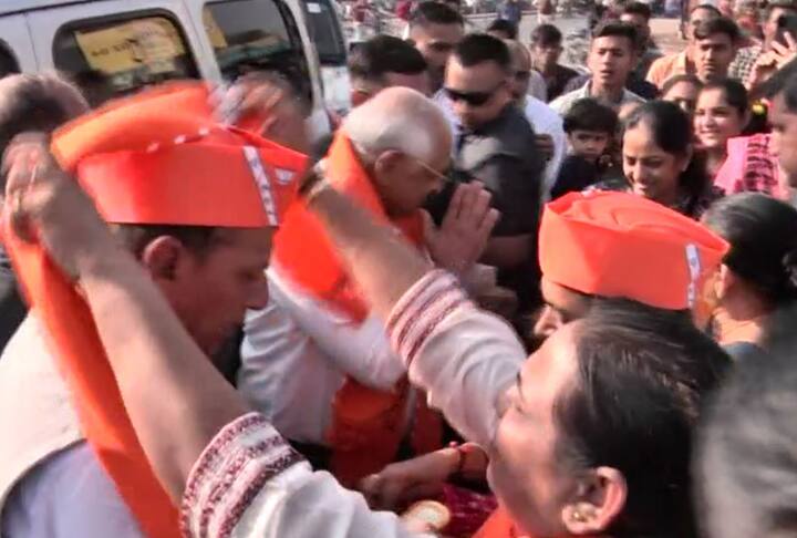 રોડ શો વખતે ભાજપના ઉમેદવાર ઉમેદવાર રમણલાલ પટેલે કાર્યકર્તા દ્વારા ભાજપની ટોપી પહેરાવવામાં આવી હતી.