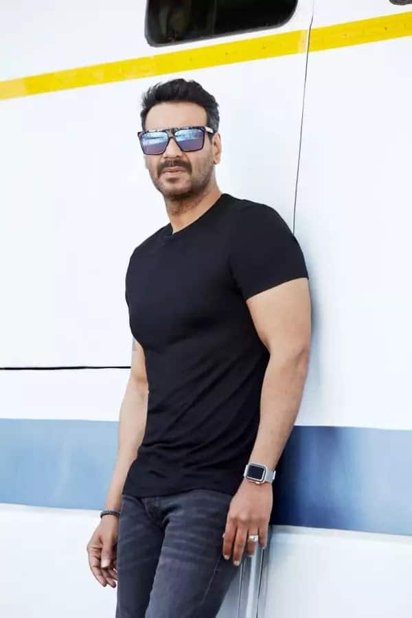 अजय देवगन – ‘दृश्यम 2’ स्टार अजय देवगन की वैनिटी वैन एक शानदार स्पोर्ट्स कार की तरह दिखती है. कथित तौर पर उनकी वैनिटी वैन की कीमत लगभग 3 करोड़ रुपए है. जिसमें वेट मशीन, एक ऑफिस, एक कमरा, एक टॉयलेट और एक किचन है.