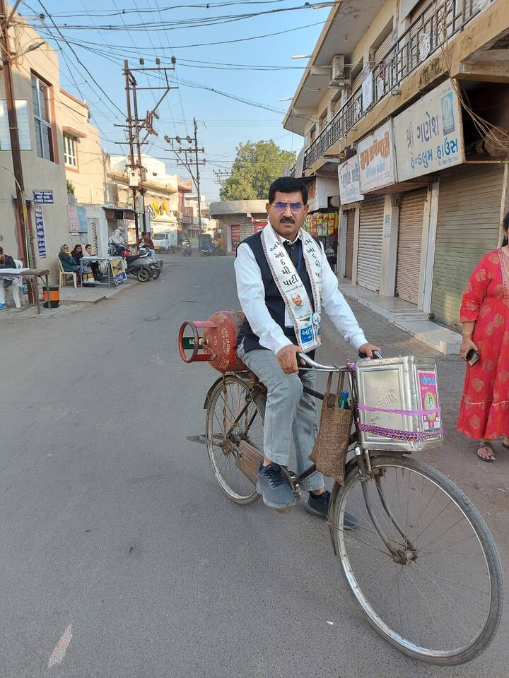 રાજકોટ પશ્ચિમ વિધાનસભાના આપના ઉમેદવાર દિનેશભાઇ જોશી સાયકલ પર મતદાન કરવા પહોંચ્યા હતા.