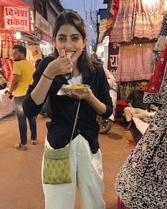 Navya Naveli Pics: हॉलीडे पर निकली बिग बी की नवासी नव्या नवेली, भोपाल के स्ट्रीट फूड एन्जॉय करती दिखीं