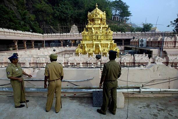 Vijayawada Durga temple mock drill octopus security force ఉగ్రవాదులు ఆకస్మిక దాడి చేస్తే ఎలా ప్రతిఘటించాలి, దుర్గగుడిలో ఆక్టోపస్ మాక్ డ్రిల్