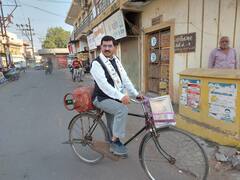 Gujarat Election 2022: આપના ઉમેદવાર સાયકલ પર ગેસનો બાટલો અને તેલનો ડબ્બો લઇને મતદાન કરવા પહોંચ્યા