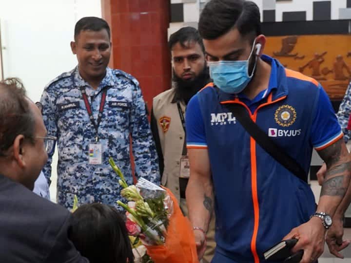 IND vs BAN Team India Reached Bangladesh for odi test series virat kohli rohit sharma VIDEO: वनडे सीरीज के लिए बांग्लादेश पहुंची टीम इंडिया, भारी सुरक्षा के साथ 'स्पेशल बस' के जरिए होटल पहुंचे खिलाड़ी