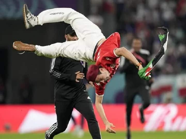 Tunisia Supporter runs onto pitch with Palestinian flag Fans Chants Free Palestine FIFA WC 2022 France vs Tunisia France vs Tunisia: फिलिस्तीनी झंडा लेकर मैदान में घुसा सपोर्टर, जबरदस्त स्टंट भी दिखाया; स्टेडियम में लगते रहे नारे