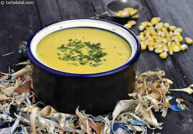 भुट्टे का शोरबा सर्दियों के मौसम का शान होता है. अगर आप शादी में कुछ हटके परोसने की तैयारी में है, तो इससे बेहतरीन सूप कोई और हो ही नहीं सकता. इसे बनाने के लिए सब्जियों के साथ भुट्टे के दाने को भुना जाता है और फिर धीमी आंच पर कॉर्नफ्लोर और दूध डालकर पकाया जाता है. इसका क्रीमी टेक्सचर स्वाद को दोगुना कर देगा.