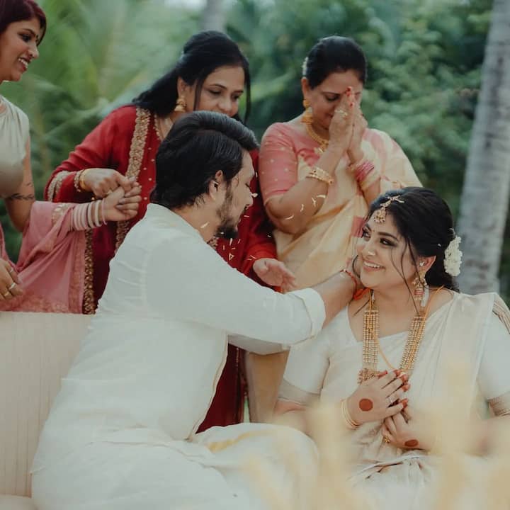 తమిళ, మలయాళంలో పలు సినిమాల్లో చేస్తుంది.Photo Credit@Manjima mohan/instagram