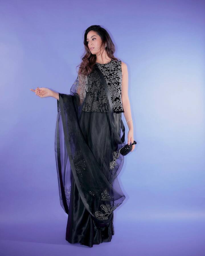 अनेकदा ती तिच्या लूकमुळे लोकांचे लक्ष वेधून घेते. आता पुन्हा मीराची स्टायलिश स्टाईल कॅमेऱ्यात कैद झाली आहे. (फोटो सौजन्य : mira.kapoor/इंस्टाग्राम)