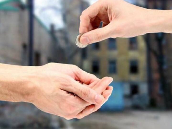 एकादशी पर दान हजारों पुण्य के समान है लेकिन दान का फल तभी मिलता है जब निस्वार्थ भाव से किया हो. अगर वस्त्रों का दान कर रहे हैं तो ध्यान रखें पुराने, फटे कपड़े न हों. ऐसा दान करने से पुण्य की जगह पाप लगता है.