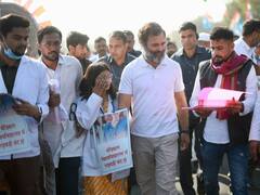 Bharat Jodo Yatra : भारत जोडो यात्रेत स्वरा भास्करने राहुल गांधींना दिले गुलाब, पाहा फोटो
