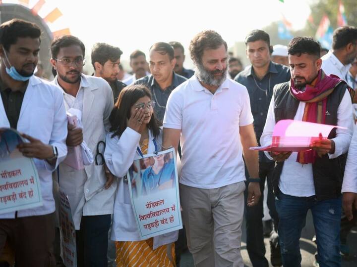 राहुल गांधी यांच्या नेतृत्वात निघालेल्या या यात्रेत हजारो लोक सहभागी होत आहेत.