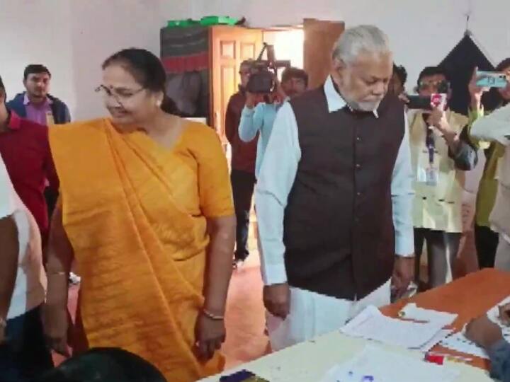 BJP leader & Union minister Parshottam Rupala votes in Amreli. (Source: ANI)