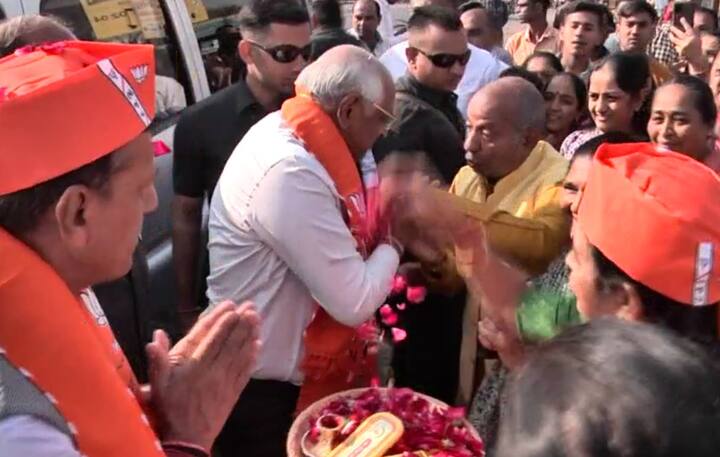 મુખ્યમંત્રી વિજાપુર પહોંચ્યા ત્યારે શ્રીફળ આપીને તેમનું સ્વાગત કરવામાં આવ્યું હતું.