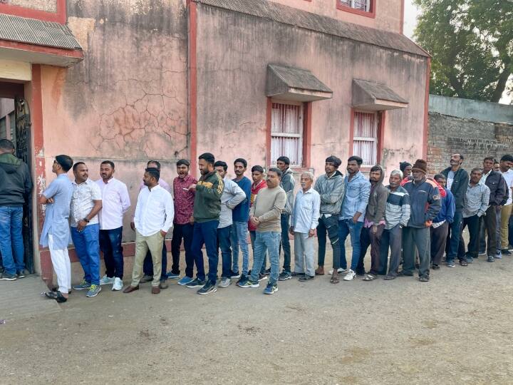 गुजरात विधानसभा के पहले चरण के चुनाव के दौरान जनता की लंबी कतार भी देखने को मिली, लोगों ने समय पर मतदान केंद्रों में जाकर अपना कीमती वोट दिया. शाम तक 60 फीसदी वोंटिग हो गई.