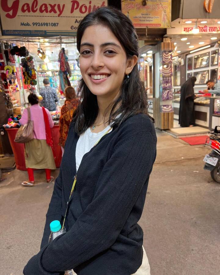 Navya can be seen exploring the lanes of Bhopal and relishing some delectable street food.