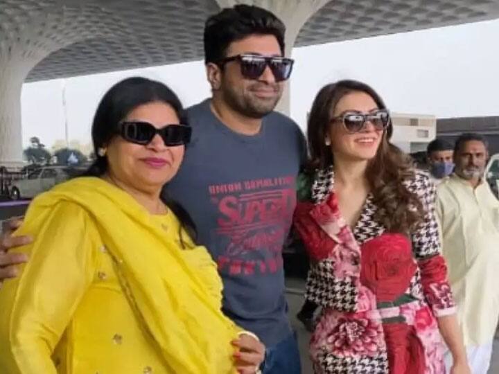 मां के साथ मुंबई एयरपोर्ट पर स्पॉट हुईं Hansika Motwani, Sohael Khaturiya संग शादी के लिए जयपुर हुईं रवाना