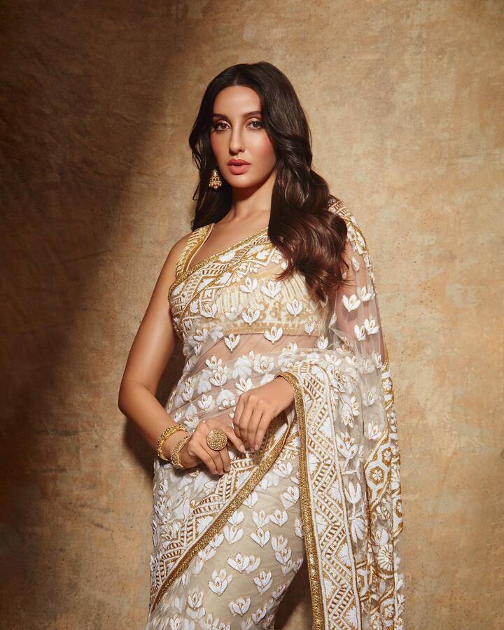 नोरा फतेही (Nora Fatehi) का हाल ही में एक वीडियो सामने आया है जिसमें वा साकी साकी गाने पर एनर्जी के साथ डांस कर रही हैं. मंच पर उनके पीछे कई और डांसर्स हैं. वीडियो के आखिर में एक मेल डांसर बैक साइड से एक्ट्रेस के करीब आता दिखा, जिसके बाद से वीडियो चर्चा का विषय बनी हुई है.