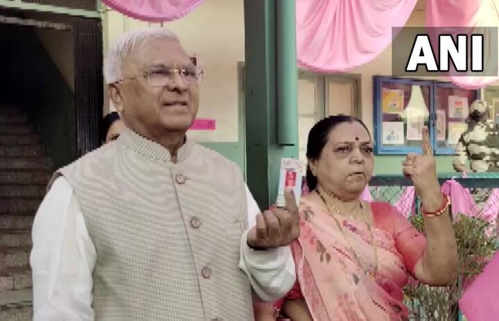 મધ્યપ્રદેશના રાજ્યપાલ મંગુભાઈ પટેલે પત્ની સાથે નવસારીમાં વોટિંગ કર્યું.