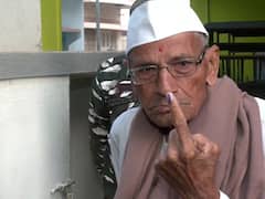 Gujarat Elections: गुजरात में आम से खास तक... हर कोई पहुंच रहा पोलिंग बूथ, पहली बार आदिवासी केंद्र में हुआ मतदान, देखें तस्वीरें