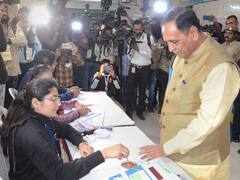 गुजरात चुनाव: विजय रूपाणी ने राजकोट तो गृह मंत्री हर्ष सांघवी ने सूरत से डाला वोट, तस्वीरों में देखें