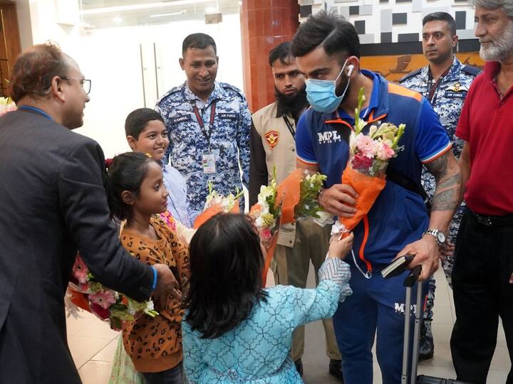 ind vs ban team india reached bangladesh for odi test series virat kohli rohit sharma VIDEO: वनडे मालिकेसाठी बांगलादेशमध्ये पोहचला भारतीय संघ, विराट-रोहितचे फोटो आले समोर