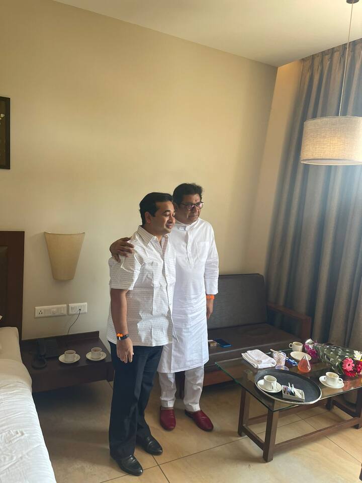 ही कौटुंबिक भेट असल्याची प्रतिक्रिया नितेश राणे यांनी दिली.